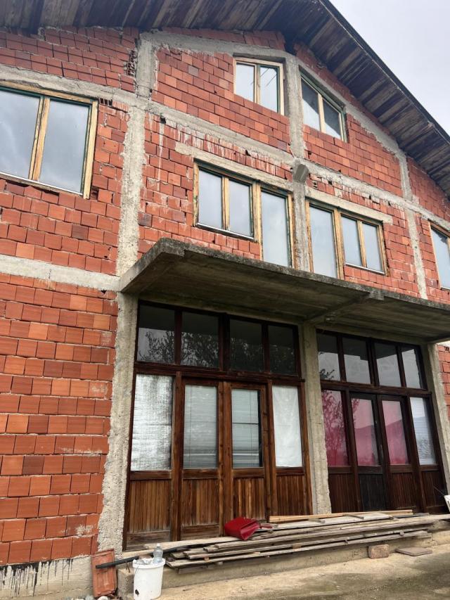 Prostrana dvospratna kuća  sa 30 ari placa