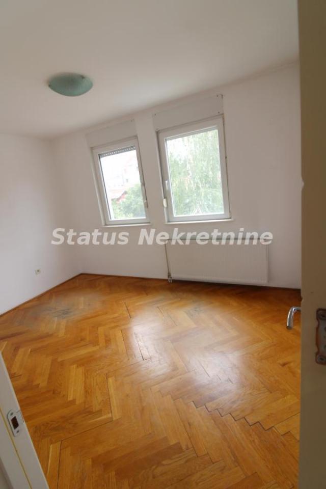 Bulevar-Uknjižen Troiposoban stan 83 m2 na Prvom Spratu Pogodan Za Kancelarije-065/385 8880