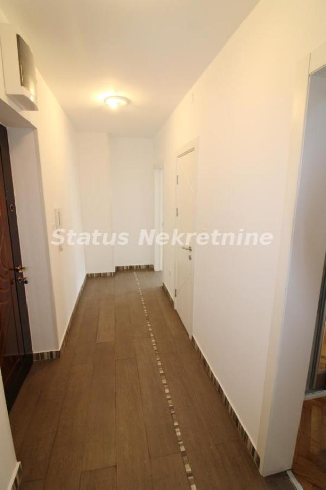 Bulevar-Uknjižen Troiposoban stan 83 m2 na Prvom Spratu Pogodan Za Kancelarije-065/385 8880