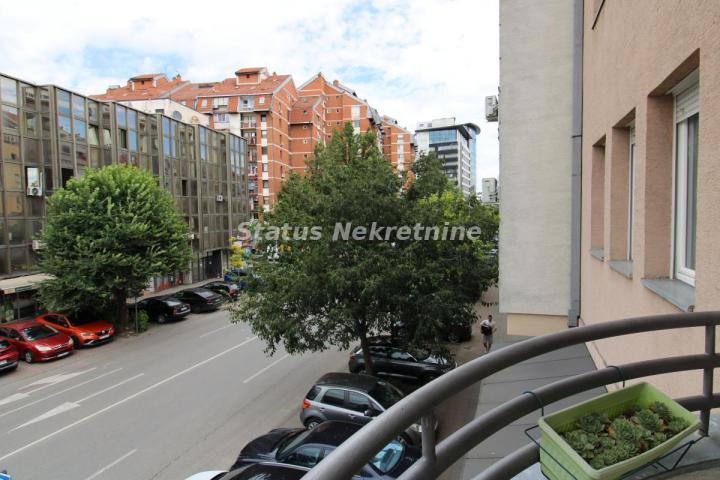 Bulevar-Uknjižen Troiposoban stan 83 m2 na Prvom Spratu Pogodan Za Kancelarije-065/385 8880