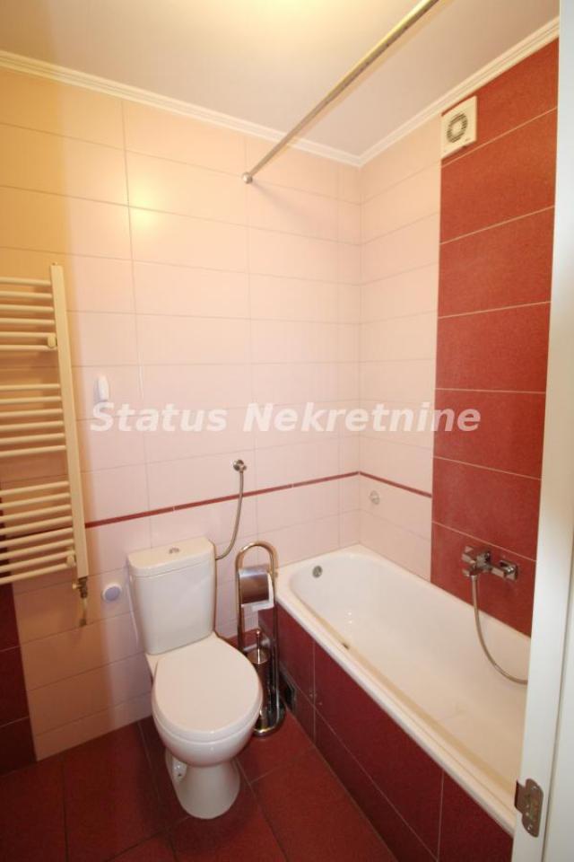 Bulevar-Uknjižen Troiposoban stan 83 m2 na Prvom Spratu Pogodan Za Kancelarije-065/385 8880