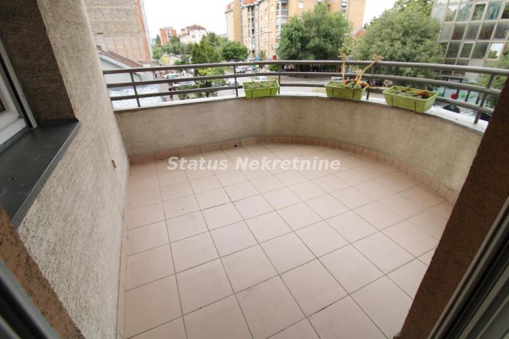 Bulevar-Uknjižen Troiposoban stan 83 m2 na Prvom Spratu Pogodan Za Kancelarije-065/385 8880