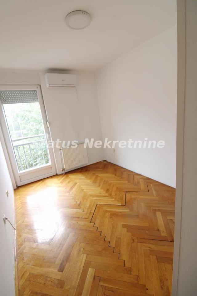 Bulevar-Uknjižen Troiposoban stan 83 m2 na Prvom Spratu Pogodan Za Kancelarije-065/385 8880