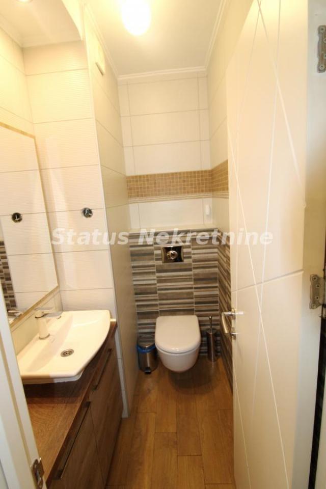 Bulevar-Uknjižen Troiposoban stan 83 m2 na Prvom Spratu Pogodan Za Kancelarije-065/385 8880