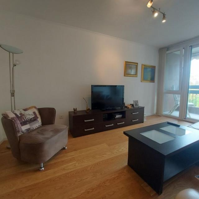 Novi Beograd - Blok 70 A - 3,0 s, 71 m2, renoviran, namešten stan