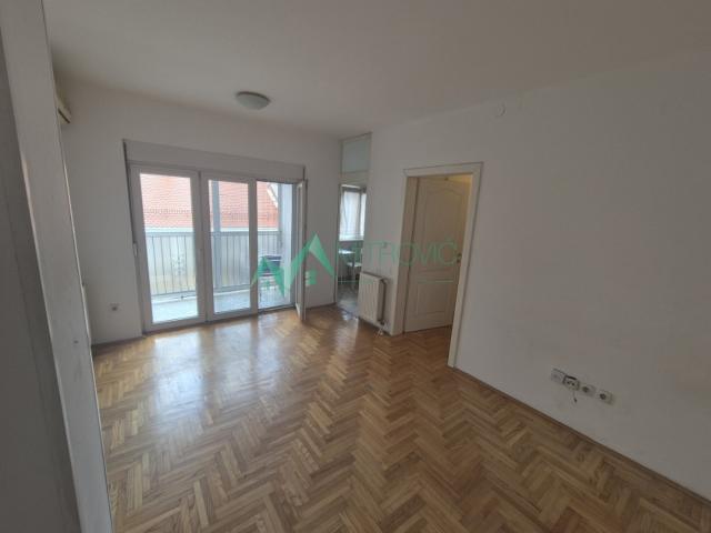 Izdavanje, Stan, 55m2 , Podbara