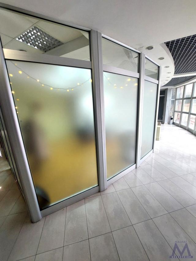 Novi Sad - Centar - Tržni centar Lupus, izdaje se poslovni prostor od 18m2, odmah useljiv, pogodan z