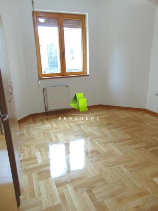 Komforan troiposoban stan u centru ID#8500