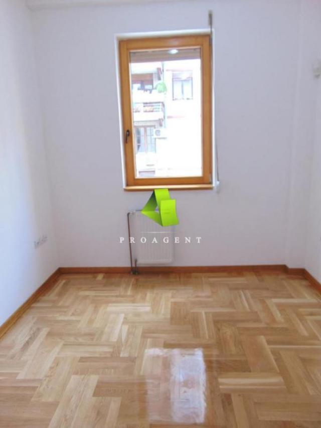 Komforan troiposoban stan u centru ID#8500