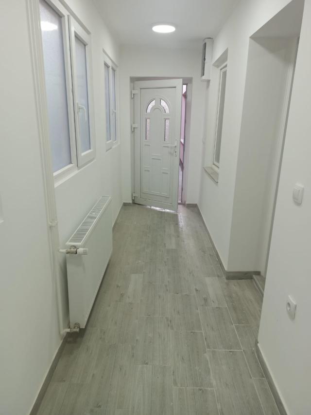 IZDAJE SE DUPLEX U KUĆI, DOLE 40m2 + 30m2 GORE ! USELJIV ODMAH !