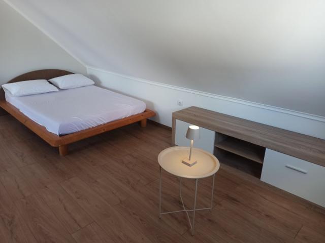 IZDAJE SE DUPLEX U KUĆI, DOLE 40m2 + 30m2 GORE ! USELJIV ODMAH !