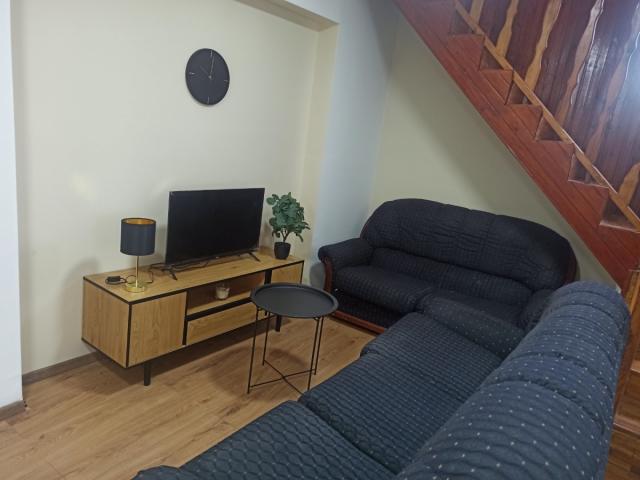 IZDAJE SE DUPLEX U KUĆI, DOLE 40m2 + 30m2 GORE ! USELJIV ODMAH !