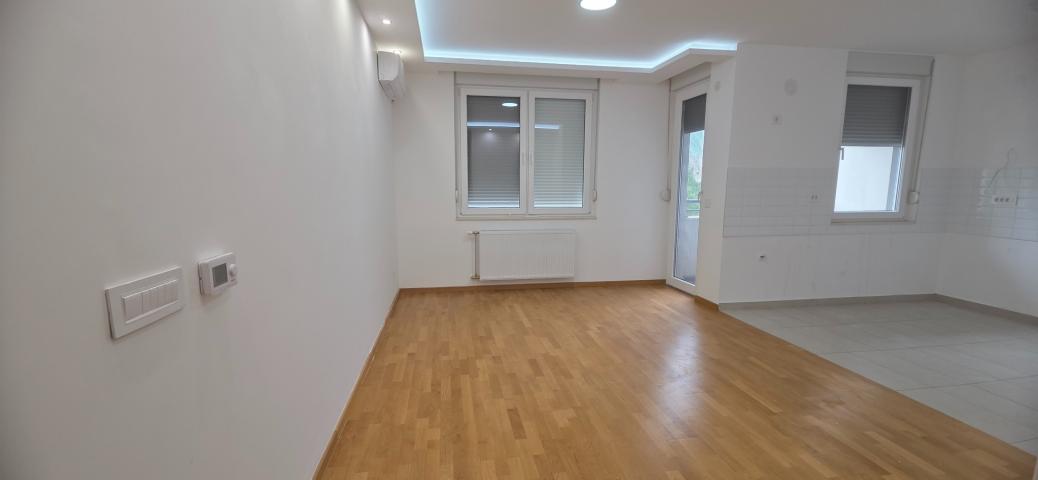 TROSOBAN PRAZAN STAN ZA KANCELARIJE ILI STANOVANJE