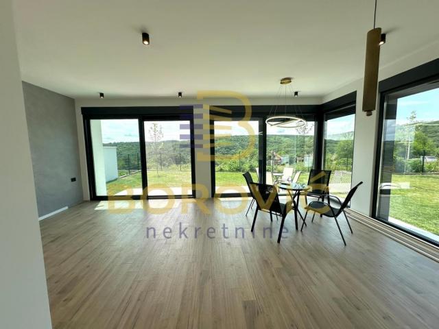 Stara Lipovica, 105m2,  7.24 ara placa, lux porodična kuća