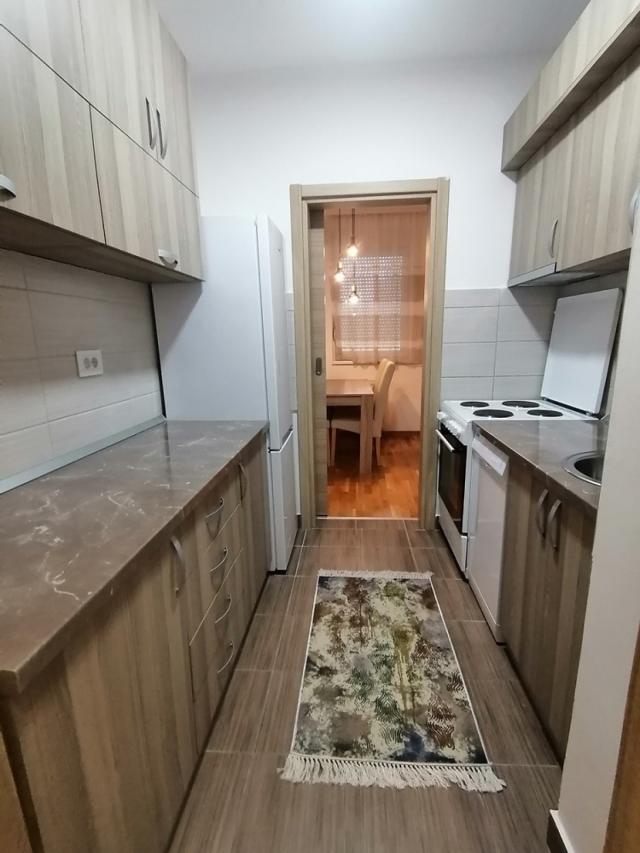 Namešten dvosoban stan 45m2, novije stvari - Olge Hadžić