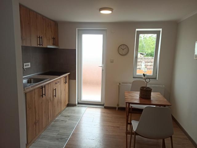 IZDAJE SE DUPLEX U KUĆI, DOLE 40m2 + 30m2 GORE ! USELJIV ODMAH !