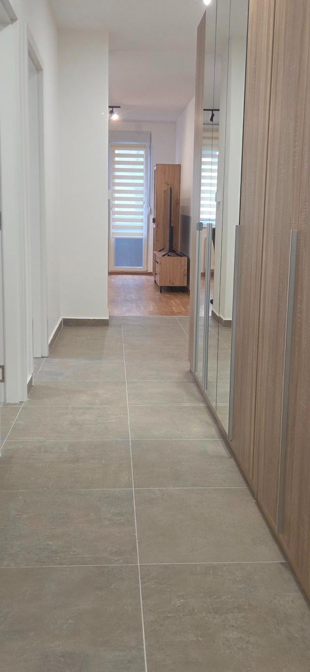 ČETVOROSOBAN NOV STAN, SA GARAŽNIM MESTOM