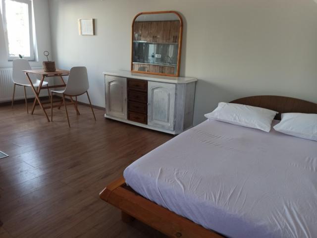 IZDAJE SE DUPLEX U KUĆI, DOLE 40m2 + 30m2 GORE ! USELJIV ODMAH !