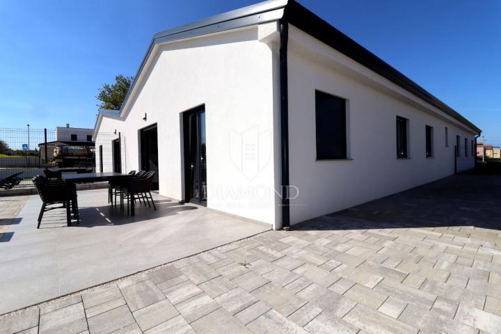 LUKSUZ NA JEDNOJ ETAŽI Prizemnica s bazenom i privatnim vrtom