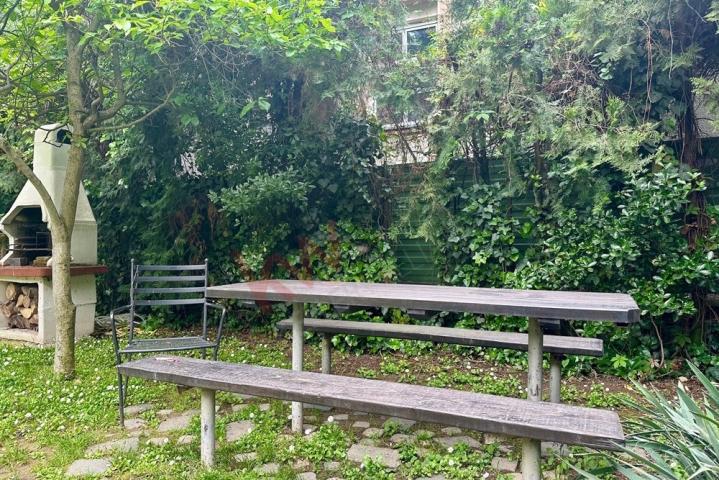 
				Renoviran poslovni prostor, parking, dvorište
			