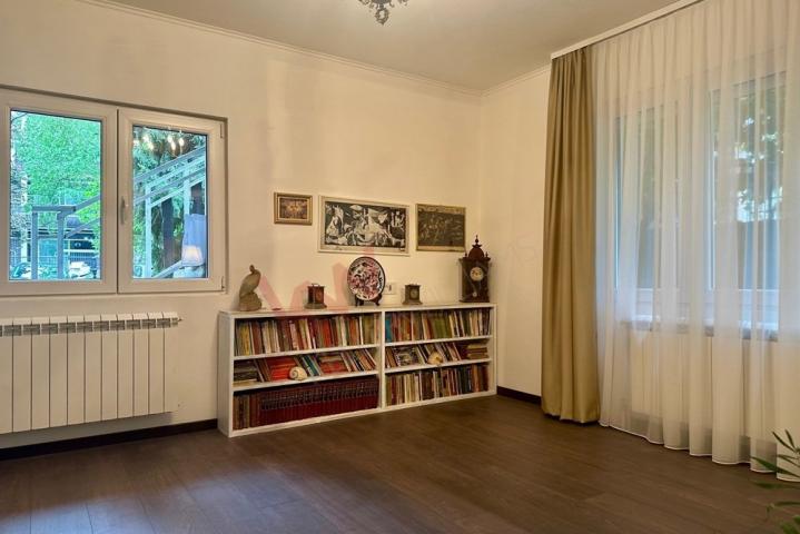 
				Renoviran poslovni prostor, parking, dvorište
			