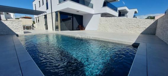 ISTRA, PULA - Moderna dvojna kuća s bazenom