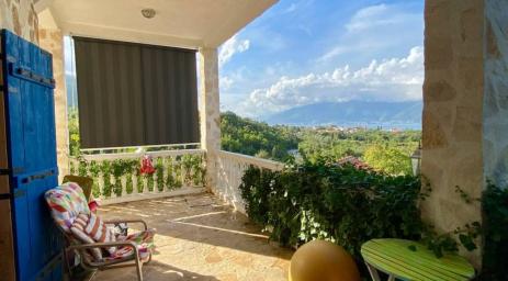 Spacious house with a garden and views of the Tivat Bay