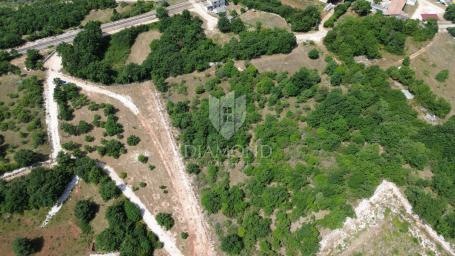 Prostrano zemljište sa projektom u središnjoj Istri