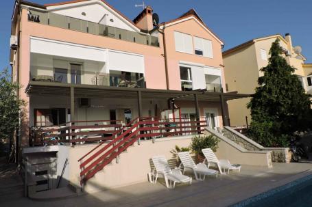 Istra, Peroj, apartmanska kuća s prekrasnom okućnicom i panoramskim pogledom na Brijune 