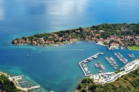 Zadar, otok Ugljan, građevinsko zemljište površine 1015 m2 uz more