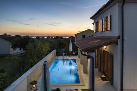 Peroj, kvalitetna villa s bazenom, 250 m od prvih plaža