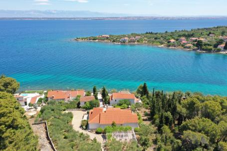 Zadar, Ugljan, jedinstvena kamena kuća uz more na parceli od 2200 m2