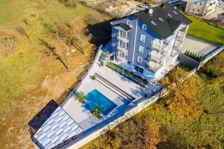 VIŠKOVO, MARČELJI – exklusive zweistöckige Wohnung 144 m2 mit Nutzung des Pools – Meerblick