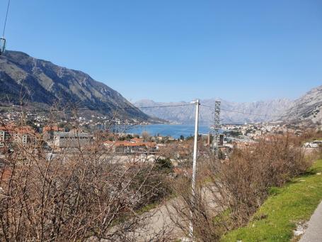 Urbanizovan plac u Kotoru sa panoramskim pogledom na ceo zaliv