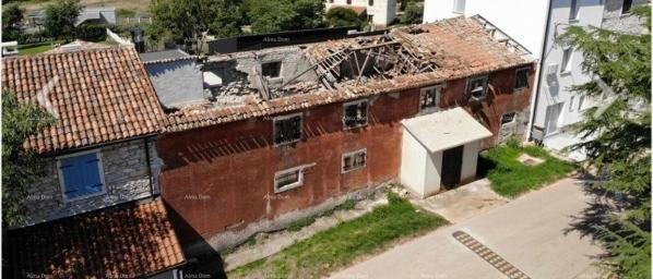 House Old terraced house, excellent investment! Umag!