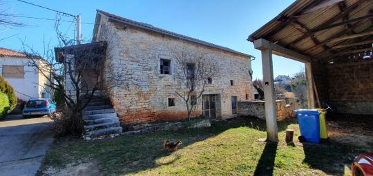 ISTRIA, PAZIN - Detached stone house with renovated roof and spacious garden