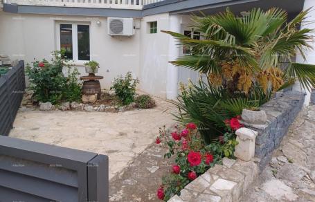 Apartment For sale is a renovated apartment with a garden, Medulin