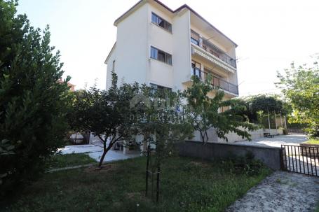 VIŠKOVO, MARINIĆI - Two apartments on the ground floor with a garden!