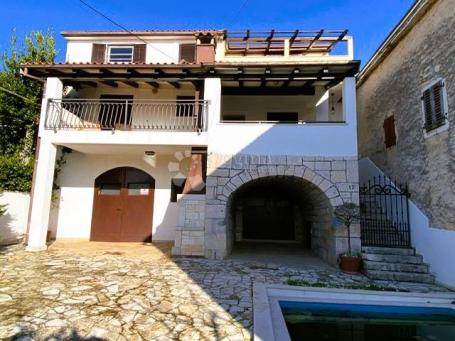 Kuća s bazenom u unutrašnjosti Istre