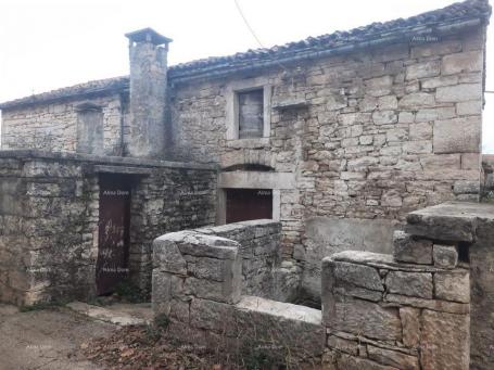Stone house A house for renovation, 3 km from Svetvinčent, is for sale