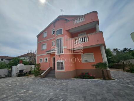 Zadar, Stanovi, samostojeća kuća 560m2 s 10 apartmana, 1750€/m2