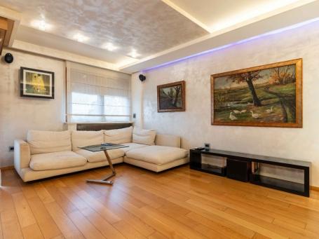 Spacious one bedroom flat with garage
