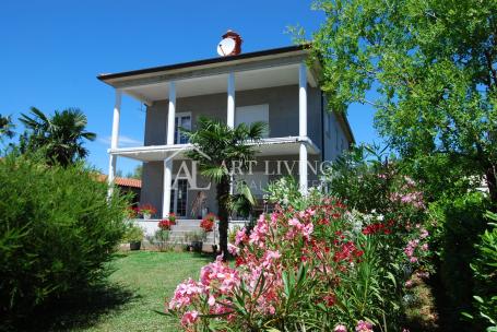 Istrien, Umag, Umgebung – ein schönes geräumiges Haus in äußerst ruhiger Lage