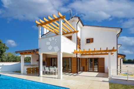 ELEGANT NEW BUILDING WITH SWIMMING POOL, 3 BEDROOMS WITH BATHROOMS, HIGH QUALITY