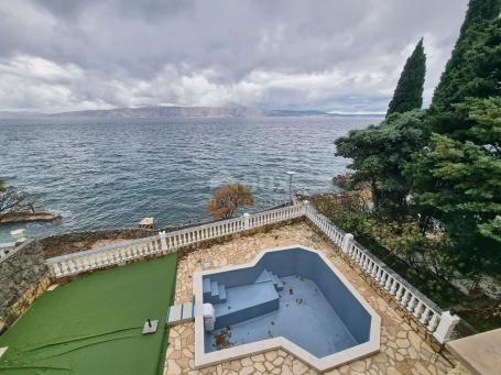 NOVI VINODOLSKI, SMOKVICA - House with pool, first row to the sea