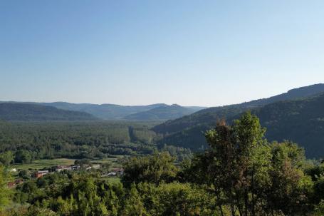 Istra, Motovun, građevinsko zemljište s pogledom na povijesne gradove 