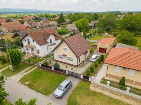 Prelepa porodična kuća u Kovilju - Plac 816m2