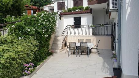 CRIKVENICA - nice apartment on the ground floor with a yard