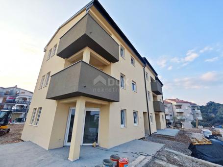 VIŠKOVO, MARINIĆI - 1 bedroom + bathroom in a new building with a garden!