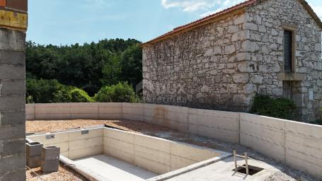 INSEL KRK, DOBRINJ - Mediterranes Neubauhaus mit privatem Pool und Meerblick, am Rande der Grünzone